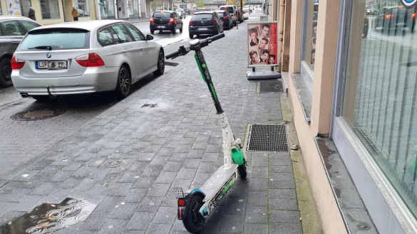 E-Roller sind immer häufiger auf Detmolds Straßen und Gehwegen, wie hier auf der Paulinenstraße, zu finden. - © Marianne Schwarzer
