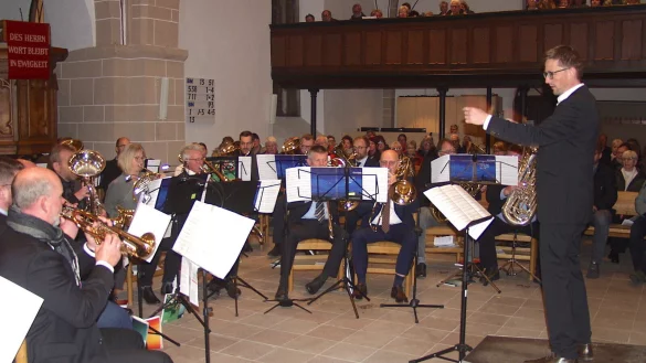 Die Bl&auml;ser des Posaunenchors Hohenhausen &uuml;berzeugen beim Adventskonzert mit abwechslungsreichen St&uuml;cken. - &copy; Wulf Daneyko