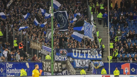 Die Gastspiele im Hamburger Volksparkstadion sind f&uuml;r die Anh&auml;nger von Arminia Bielefeld ein absolutes Highlight im Terminkalender. - &copy; imago/Oliver Ruhnke