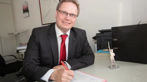 Der SPD-Landtagsabgeordnete Dennis Maelzer unterschreibt den Brief an Bundesfamilienministerin Lisa Paus. - &copy; Patrick Bockwinkel