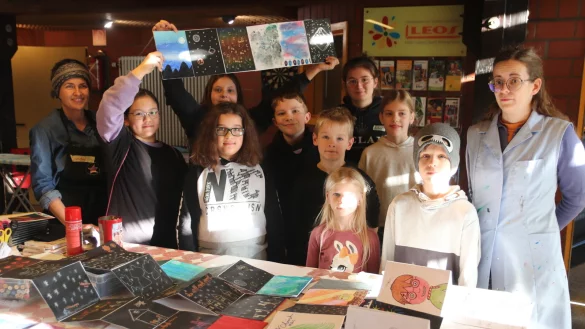 &bdquo;Leos&ldquo;-Leiterin Sandra Linnenbecker (links) und K&uuml;nstlerin Larissa Hermanns begleiteten die Kinder Kim (weiter von links), Kristina, Emma, Lukas, Mats, Luna, Praktikantin Ida Glatthor, Ida und Elio. - &copy; Knut Dinter