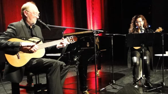 Ungewohnter Anblick: Peter Stolle mit Gitarre und Ulrike Wahren mit Ukelele "Paolo". Idee: Mal ganz andere Instrumente ausprobieren, um bewusst das Risiko einzugehen, spektakul&auml;r zu scheitern. - &copy; Hajo G&auml;rtner
