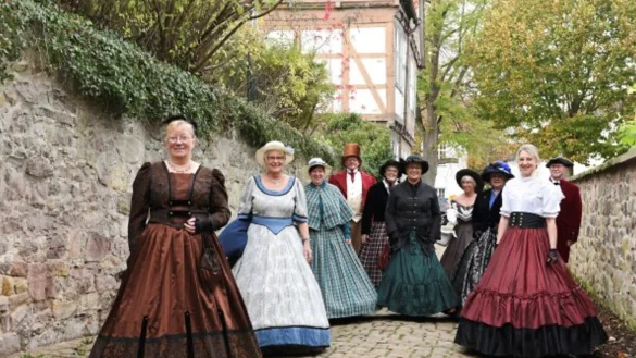 Charles Dickens in Blomberg: Die Kulturwerkstatt l&auml;dt zum historischen Weihnachtsmarkt. - &copy; Kulturwerkstatt Blomberger Land