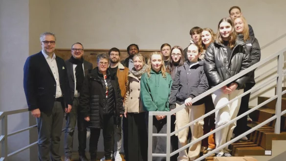 Im Lemgoer Rathaus: Heiko Jucks (stellvertretender Schulleiter), B&uuml;rgermeister Markus Baier, Catherine Cochin, Victor Dupuis, Adrien Ngansop, Lisa Kreyenmeier (von links) sowie franz&ouml;sische Sch&uuml;ler. - &copy; Hanse-Berufskolleg