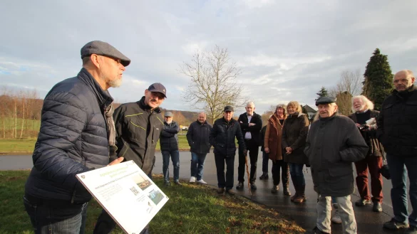 Digitalpfad-Initiator R&uuml;diger K&ouml;lling (links) erkl&auml;rt an der Infotafel mit dem QR-Code, dass sich fr&uuml;her an der Stelle der Stelle der Buchbinderei von J&ouml;rn P&ouml;nninghaus (Zweiter von links) ein S&auml;gewerk befand. Die Erinnerungen von Zeitzeugen wie Hans-Otto Fl&ouml;rkemeier (Dritter von rechts) lassen sich per Smartphone abrufen. - &copy; Jens Rademacher