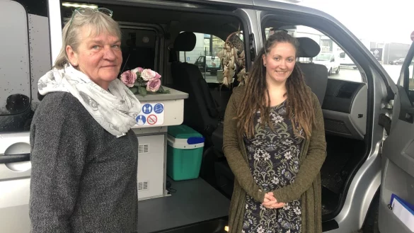 Aktuelles Beispiel eines aufsuchenden Projektes des Jobcenters Lippe in Bad Salzuflen: Susanne Kaiser (links) und Catarina Winter von der Kompetenzwerkstatt im eigens f&uuml;r das Projekt "Mutmacher" angeschafften Bulli. - &copy; Sven Kienscherf