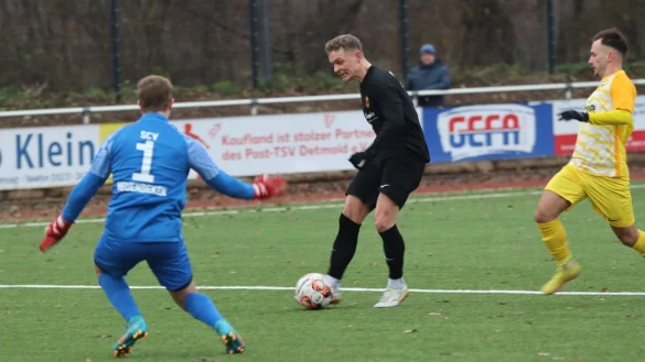 Marco Mescheder vom Post-TSV Detmold scheitert an Neuenbekens Torwart Julian Gabriel. - &copy; Sebastian Lucas