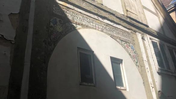 Das Priesterhaus an der Schlo&szlig;stra&szlig;e 19 steht seit langem leer. - &copy; Alexandra Schaller