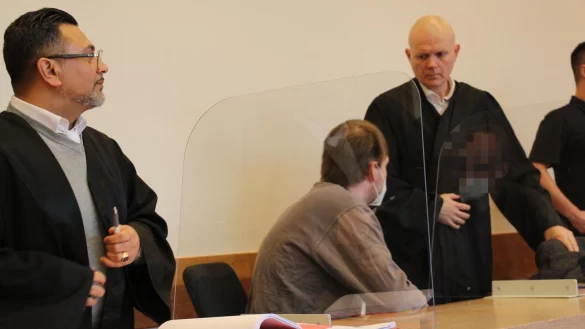 Plichtverteidiger Remzi Yalcin (links) und Verteidiger Jerrit Sch&ouml;ll sind am vierten Verhandlungstag wieder beide f&uuml;r ihren Mandanten da. - &copy; Janet K&ouml;nig