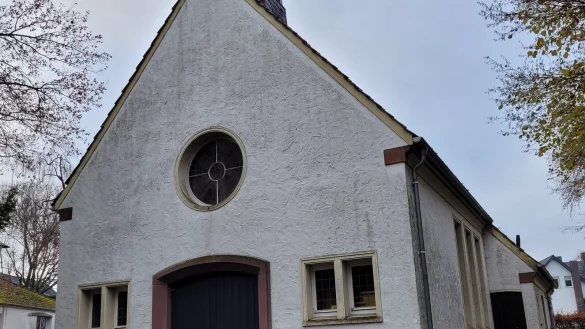 Die Friedhofskappelle muss saniert werden - die Dorfgemeinschaft m&ouml;chte sie allerdings ebenfalls nutzen, also soll sie zu einem multifunktionalen Geb&auml;ude umgebaut werden. Daf&uuml;r gab der Hauptausschuss eintimmig eine Empfehlung, Donnerstag entscheidet der Rat endg&uuml;ltig. - &copy; Astrid Sewing