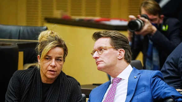 Mona Neubaur (Gr&uuml;ne) und Hendrik W&uuml;st (CDU) regieren in NRW seit sechs Monaten. - &copy; Kay Nietfeld