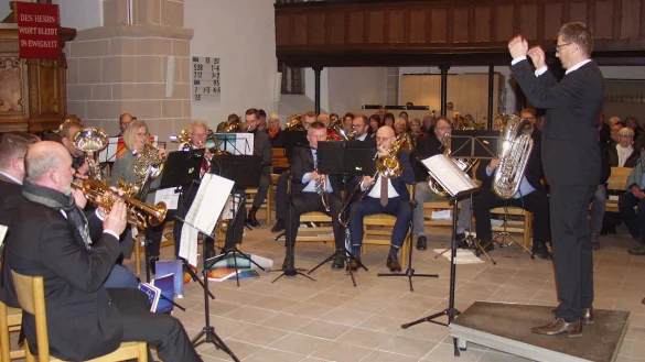 Axel Bley dirigiert den Posaunenchor Hohenhausen beim Adventskonzert in der Pauluskirche. - &copy; Wulf Daneyko