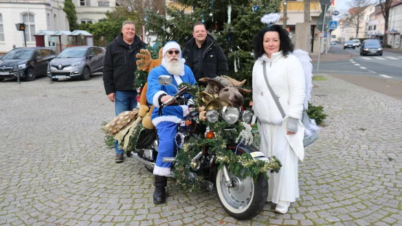 Harley-Weihnachtsmann Frank Kortenhorn freut sich gemeinsam mit seinem "Engel" Angelika Runge sowie Jens-Peter Duckert (links) und Maximilian Janski vom Sch&ouml;tmaraner B&uuml;rgerverein auf das Event "Swingle Bells" am Samstag auf dem Marktplatz. - &copy; Alexandra Schaller