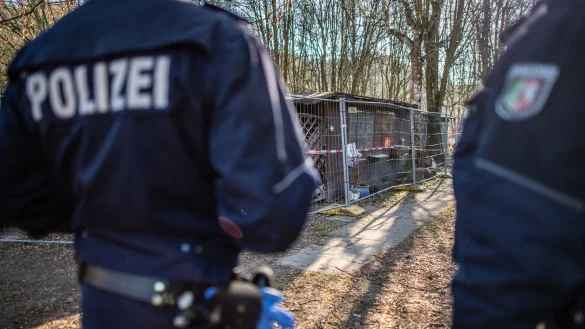 Polizeibeamte ermitteln im Februar 2019 auf dem Campingplatz in Elbrinxen. Die politische Aufkl&auml;rung ist noch lange nicht abgeschlossen. - &copy; (c) Copyright 2019, dpa (www.dpa.de). Alle Rechte vorbehalten