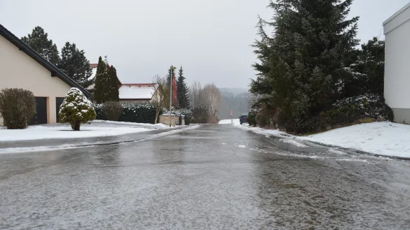 So wie auf dieser Stra&szlig;e wird es am Montagmorgen auch in OWL Glatteis geben. - &copy; Symbolbild/Pixabay