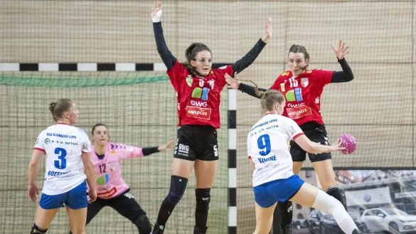 Die Blombegerinnen Laura R&uuml;ffieux (links) und Nieke K&uuml;hne haben es schwer gegen die "Wildcats"-Deckung um
Edita Nukovic und Cecilie Woller. - &copy; Objektfoto/Ballasch