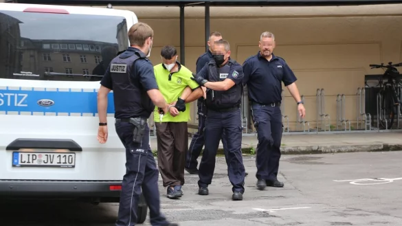 Der mutma&szlig;liche Axtm&ouml;rder Elchin A. soll schon einmal mit einer Axt zugeschlagen und jemanden get&ouml;tet haben. Das Foto entstand kurz nach dem Haftpr&uuml;fungstermin Ende Juli in Detmold. - &copy; Janet K&ouml;nig