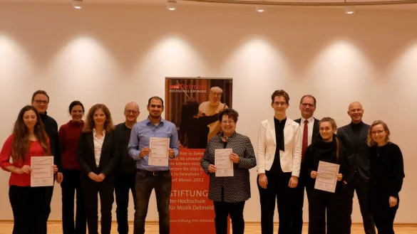 Lehrer und ausgezeichnete Studenten: Merle Bonrath, Professor Dr. Aristotelis Hadjakos, Dr. Ute Welscher, Jelka L&uuml;ders, Professor Dr. Matthias Schr&ouml;der, Stefanos Ioannou, Helga Tr&ouml;lenberg, Almut Buchholz, Professor Dr. Thomas Grosse, Sarah Kuppinger, Frank Lumma und Professor Katharina H&ouml;hne. - &copy; HfM Detmold/Plettenberg