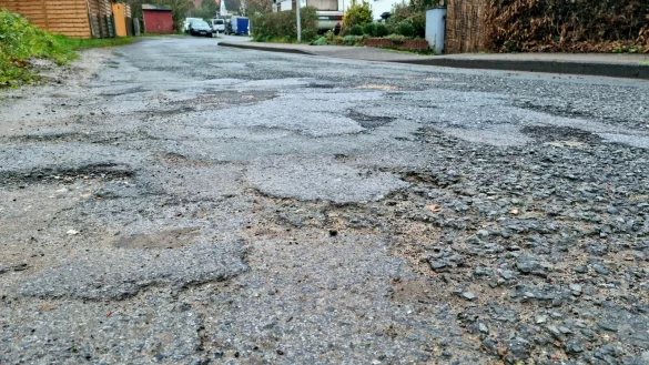 Muss eine Stra&szlig;e saniert werden, kann das f&uuml;r die Anwohner schnell richtig teuer werden. Derzeit gibt es in NRW ein F&ouml;rderprogramm, dass die Kosten ersetzt. - &copy; Carolin Brokmann-F&ouml;rster