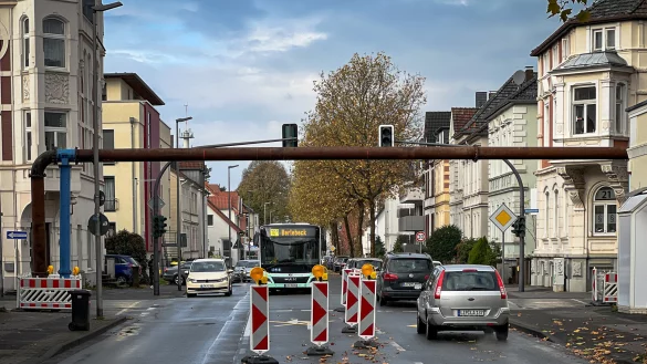 Die oberirdischen Kanalrohre an der Elisabethstraße sind ein ungewohnter Anblick. Sie fungieren als Umleitung für das Abwasser, weil auf dem Gelände der ehemaligen Leuchtenfabrik Temde der Kanal saniert werden muss. - © Raphael Bartling