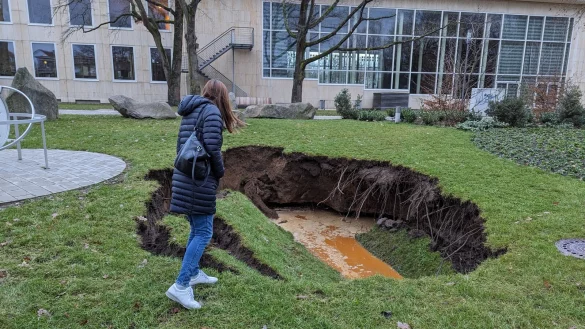 An der Konzerthalle befindet sich aktuell ein gro&szlig;es Loch im Rasen. Mittlerweile ist der Standort abgesperrt. - &copy; Peter Hughes