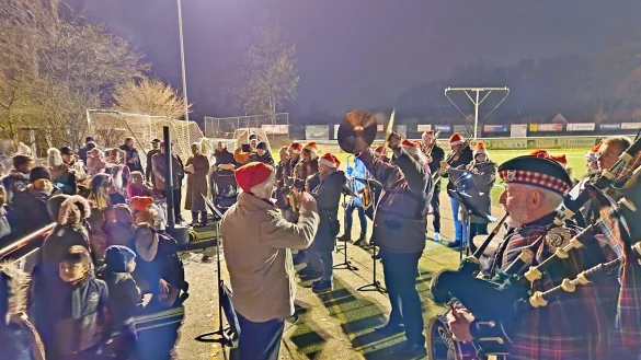 Glanzst&uuml;cke auf dem Dudelsack spielt Gerry Sloan beim Winterfest. Die &bdquo;Celtic Highlanders&ldquo; mit ihrem Dirigenten David Clarke (Mitte) begleiteten ihn. Foto: Knut Dinter - &copy; Dinter
