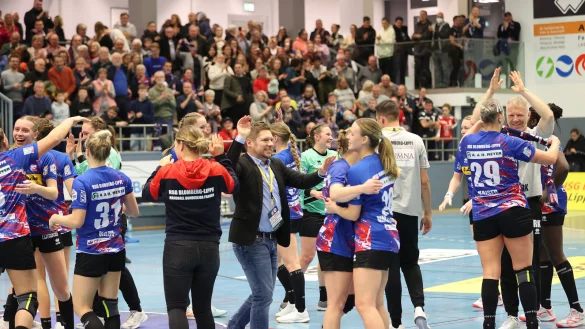 Nach der Schlusssirene feiert die HSG Blomberg-Lippe den Last-Second-Sieg &uuml;ber Bayer Leverkusen. - &copy; Paul Cohen