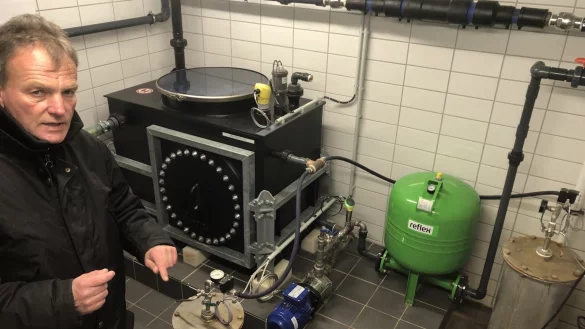 Thorsten Kraatz vom Fachdienst Tiefbau der Stadt steht in der sanierten Kammer der Sophienbrunnen "A" und "B", die sich in unmittelbarer N&auml;he zum Barfu&szlig;pfad im Kurpark in der Erde befinden. Rechts neben Kraatz ist der Brunnenkopf f&uuml;r die S&uuml;&szlig;wasserquelle zu erkennen. Ganz rechts ragt der Kopf f&uuml;r die Solequelle aus dem Boden. - &copy; Thomas Reineke