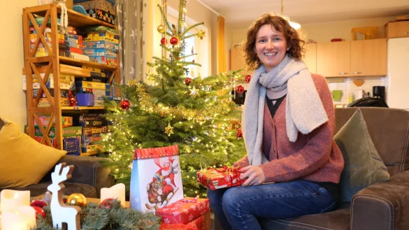 Tatiana Bremer mit den Wichtelgeschenken - die Weihnachtsgeschenke werden dann an Heiligabend unter den Baum gelegt. - &copy; Alexandra Schaller