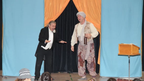 Dirigent Franz von Stock (Frank Dukowski) &uuml;berlegt mit dem Flaschengeist Flitzmed (Marcell Kaiser), wohin die musikalische Reise gehen soll. - &copy; Cordula Gr&ouml;ne