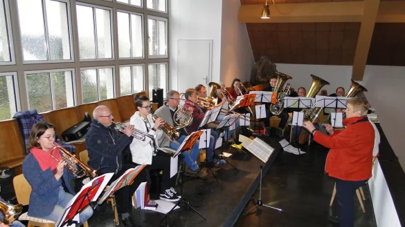 Der Posaunenchor Vossheide spielt unter der Leitung von Jutta Schulz kraftvoll auf: "Wir sagen euch an den lieben Advent." (Foto: Hajo Gärtner) - © Hajo Gärtner
