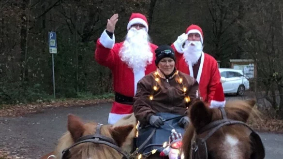 Knecht Ruprecht und sein Gesell kommen mit einer Kutsche vorgefahren. - © Schwelentrup-aktiv
