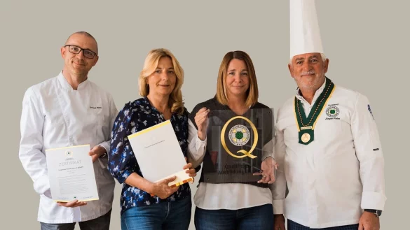 Gl&uuml;cklich &uuml;ber die Zertifizierung: K&uuml;chenmeister Arnaud Brun, die beiden Gesch&auml;ftsf&uuml;hrerinnen Monika Zimmermann und Simone Luther sowie K&uuml;chenmeister J&uuml;rgen Rabe (von links). - &copy; LKS