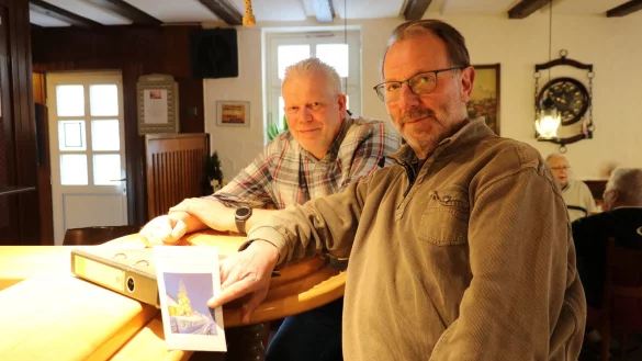 Jupp Westfeld (links) und Dieter G&ouml;llner in der "Kate". G&ouml;llner tr&auml;gt die Ersparnisse in Listen ein, am Ende des Jahres bekommt jeder Sparer einen Umschlag mit seinem Ersparten ausgeh&auml;ndigt. - &copy; Alexandra Schaller