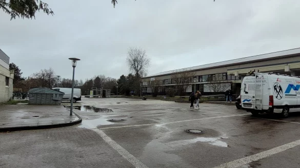 Eine Kehrmaschine kann sich hier gut austoben, aber Kinder und Jugendliche haben wenig Anreiz, sich hier aufzuhalten. Das Problem will die Stadt Lage angehen. - &copy; Astrid Sewing