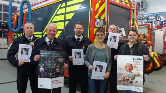 Laden zum Tag des brandverletzten Kindes: Frank Lehmeyer, stv. Einheitsf&uuml;hrer Alverdissen, Manfred Sch&auml;fer, Marcel Sch&auml;fer, Einheitsf&uuml;hrer Alverdissen, Tamara Rose, J&ouml;rg Mengedoht, Pressesprecher Feuerwehr Barntrup und Wiebke Geisler (von links). - &copy; Rudi Rudolph
