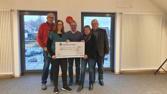 Bürgermeister Mario Hecker (Mitte) überreicht mit seinen Stellvertretern Dieter Hartwig (links) und Volker Preuß (rechts) den Scheck an Heidi van den Berg und Christine Heidsiek. - © Systemadministrator