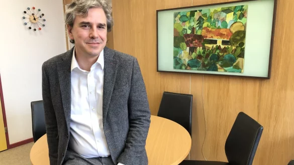 Clemens Boppr&eacute; in seinem B&uuml;ro im Rudolph-Brandes-Gymnasium. Den Bildschirm ziert ein von Sch&uuml;lern gemaltes Bild. - &copy; Sven Kienscherf