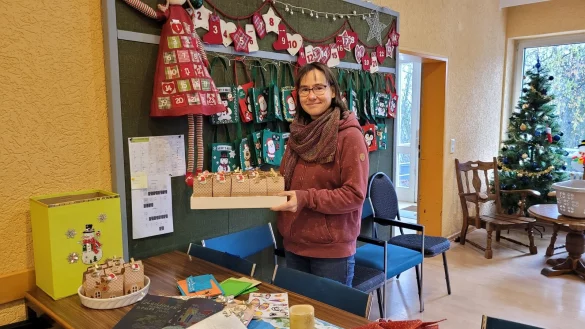 Die Zeit bis zum Weihnachtsfest wird vers&uuml;&szlig;t - im Kinderheim "Guter Samariter" in Stapelage hat jedes Kind ein H&auml;uschen gebastelt, das t&auml;glich mit einer kleinen Leckerei bef&uuml;llt wird. Sascha Melekhina begleitet die Fluchtgemeinschaft von Beginn an und dolmetscht. - &copy; Astrid Sewing