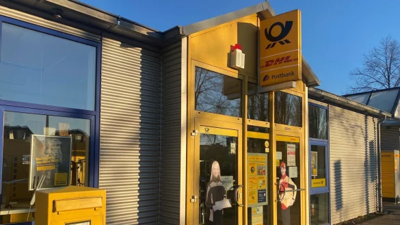 Die derzeitige Postfiliale am Bahnhof in Schötmar macht zu. - © Maximilian Janski