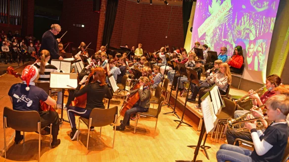 Nach zwei Jahren Pause begeisterte das Nikolauskonzert im Grabbe-Gymnasium die Detmolder Grundsch&uuml;ler. - &copy; Nicole Ellerbrake