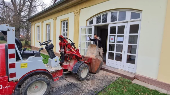 Seit einigen Tagen stemmt Fabian Sukkau Wände im ehemaligen Wellnessbereich des Marstalls. Hier soll die Bücherei im kommenden Jahr untergebracht werden. Das Projekt steht im Investitionsplan für 2023. - © Marianne Schwarzer