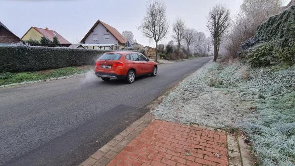 Auch wenn die Autofahrer wie dieser sehr umsichtig fahren, ist die Situation an der Alten Poststra&szlig;e ung&uuml;nstig f&uuml;r Schulkinder und andere Fu&szlig;g&auml;nger. Denn der Gehweg endet hier abrupt, und eine Stra&szlig;enbeleuchtung fehlt. - &copy; Marianne Schwarzer