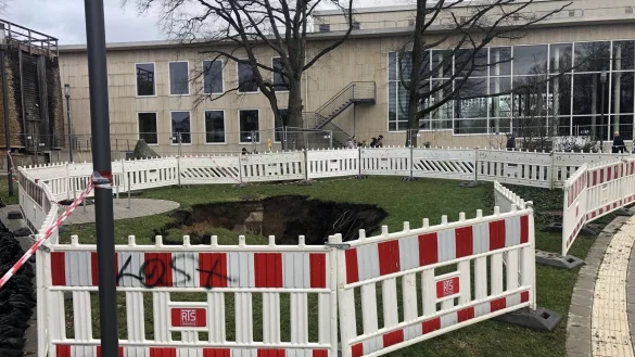 Der Bereich um die Einsturzstelle ist mittlerweile mehrfach abgesichert worden. Unter anderem kommen Bauz&auml;une zum Einsatz. - &copy; Sven Kienscherf