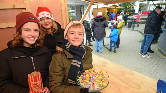 Anna Welling, Jasmin Rodewald und Jonathan Dr&uuml;ke (von links) betreuen beim Schwalenberger Weihnachtsmarkt den Gl&uuml;cksrad-Stand. Foto: Nicole Ellerbrake - &copy; Nicole Ellerbrake