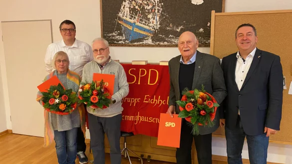 Eingerahmt zwischen dem SPD-Ortsvorsitzenden Andreas Schmid (hinten) und Landrat Dr. Axel Lehmann: Die Jubilare Monika und Udo K&auml;sting sowie G&uuml;nter Klare (von links). - &copy; Klaus Brand