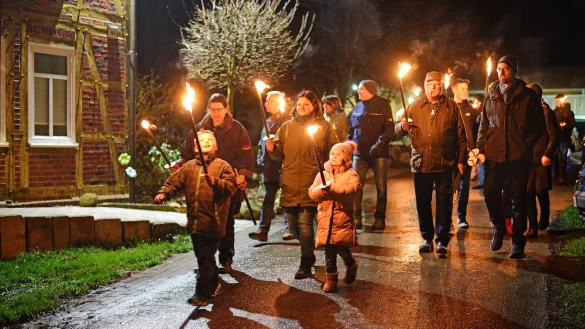 Fackelwanderung des Landwirtschaftlichen Vereins Extertal. - &copy; Nicole Ellerbrake
