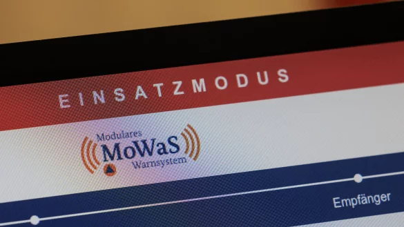 Ein Bildschirm mit dem Modularen Warnsystem ist auf einem Display beim Bundesamt f&uuml;r Bev&ouml;lkerungsschutz zu sehen. - &copy; Oliver Berg/dpa