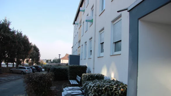 Zum Teil wirbt Belvona auch an den H&auml;usern f&uuml;r die freien Wohnungen. Die aber bleiben nach Aussagen der Anwohner dennoch frei. - &copy; Katrin Kantelberg