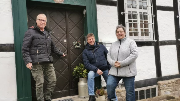 Freuen sich auf das im Juni stattfindende lippisch-schottische Benefiz-Musikfest "Lippe meets Scotland" auf Gut Ullenhausen:Gutsbesitzer Cord-Henning Braband mit den Initiatoren Klaus D&uuml;wel und Petra Rose (von links). - &copy; Sylvia Frevert